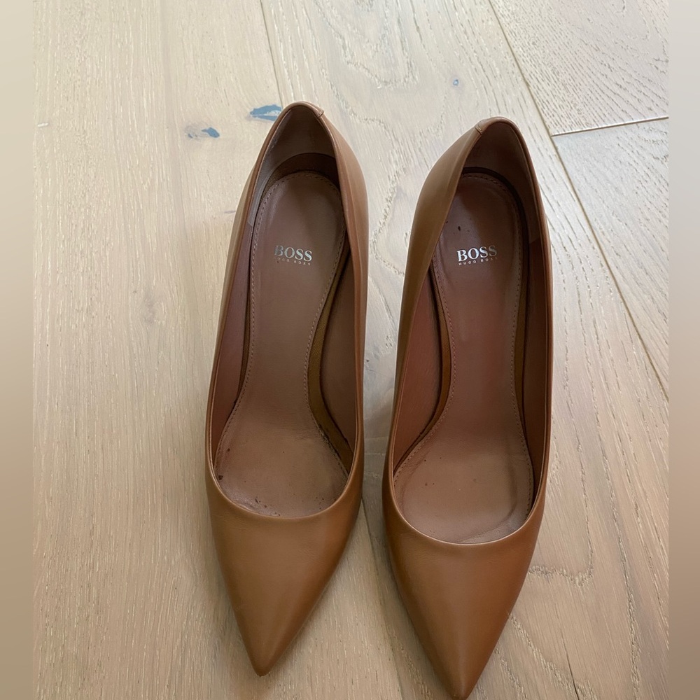 Boss Pointed Toe Pump - 39